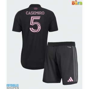Billiga Inter Miami Casemiro #5 Bortatröja Barn 2026-27 Kortärmad (+ Korta byxor)